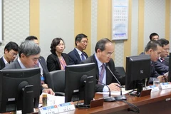 Phó Thủ tướng Nguyễn Thiện Nhân tại Trung tâm dữ liệu điện tử Chính phủ Hàn Quốc. (Nguồn: TTXVN)