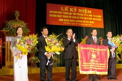 Phó Thủ tướng Trương Vĩnh Trọng trao cờ thi đua của Chính phủ cho tỉnh Yên Bái. (Ảnh: Báo Yên Bái)