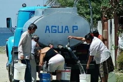 Người dân ở Havana đi lấy nước sạch. (Nguồn: caribbeannewsnow.com)