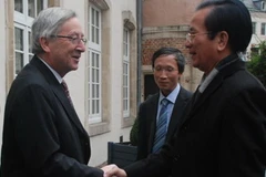 Bộ trưởng Bộ Kế hoạch và Đầu tư Võ Hồng Phúc và Thủ tướng Luxembourg Jean-Claude Juncker. (Ảnh: TTXVN)