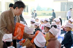 Tặng muối iốt cho học sinh huyện Thanh Oai. (Ảnh: Dương Ngọc/TTXVN).