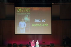 Thí sinh Lê Thị Quỳnh Anh hoàn thành một bài dự thi trong đêm Chung kết VYSA Got Talent 2013. (Ảnh: Hữu Thắng/Vietnam+). 