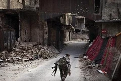 Tay súng nổi dậy Syria tham chiến tại thành phố Aleppo, miền bắc Syria. (Nguồn: AFP/TTXVN)