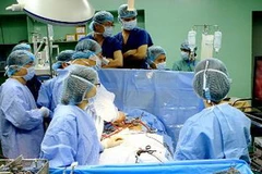 Một ca phẫu thuật tim. (Ảnh: Dương Ngọc/TTXVN)