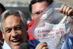 Tổng thống Chile cho công chúng xem một tin nhắn được viết bằng bút chì đỏ. (Ảnh: AP).