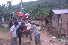 Di dời nhà dân khỏi vùng lòng hồ thủy điện Đăk Đrink. (Ảnh: Cao Nguyên/TTXVN)