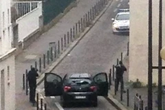 Thủ tướng Pháp: Đã bắt một số người để truy lùng các tay súng