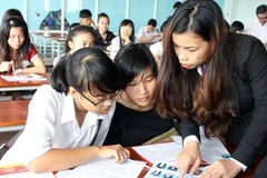 Thí sinh làm thủ tục dự thi. (Ảnh: Phương Vy/TTXVN)