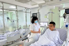 Bác sỹ thăm khám cho bệnh nhân. (Ảnh: PV/Vietnam+)