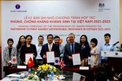 Đại diện Bộ Y tế cùng với Đại sứ quán Anh tại Việt Nam và đại diện GSK đã ký kết Biên bản ghi nhớ chương trình hợp tác. (Ảnh: PV/Vietnam+)