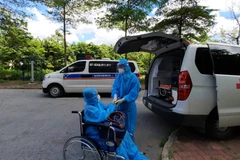 Bệnh nhân xuất viện về nhà. (Ảnh: PV/Vietnam+)