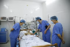 Các bác sỹ tại Bệnh viện Quân y 103 kiểm tra sức khoẻ cho bệnh nhân. (Ảnh: PV/Vietnam+)