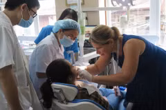 Các chuyên gia của Chương trình thăm khám cho các bệnh nhân. (Ảnh: PV/Vietnam+)