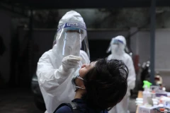 Trong quá trình chống dịch và điều trị cho bệnh nhân COVID-19, có không ít nhân viên y tế đã lây nhiễm bệnh. (Ảnh minh họa: TTXVN/Vietnam+)