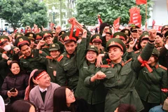 Hàng trăm sinh viên, thanh niên hào hứng đến hưởng ứng tham gia Ngày hội hiến máu tình nguyện Chủ nhật Đỏ. (Ảnh: PV/Vietnam+)