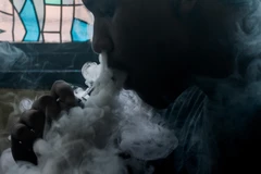 Khói thuốc lá tạo ra trong quá trình đốt và rít thuốc gây ra các tác động xấu lên sức khoẻ của con người. (Ảnh: AFP/TTXVN)