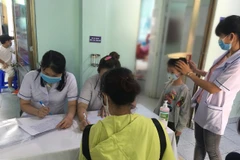 Đo, kiểm tra các thông tin liên quan quá trình tăng trưởng chiều cao của trẻ(Ảnh: PV/Vietnam+)