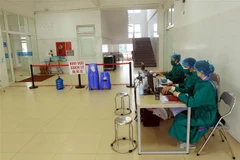 Các bác sỹ túc trực sẵn sàng cách ly các đối tượng nhiễm bệnh COVID-2019. (Ảnh: An Đăng/TTXVN) 
