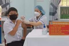 Tiêm chủng vaccine phòng bệnh cho trẻ em. (Ảnh: TTXVN/Vietnam+)