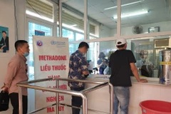 Những người bệnh làm thủ tục lấy thuốc Methadone. (Ảnh: T.G/Vietnam+)