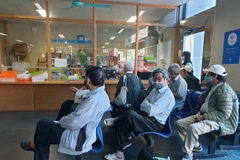 Bệnh nhân là người cao tuổi chờ khám bệnh, lấy thuốc tại Bệnh Viện Hữu nghị. (Ảnh: T.G/Vietnam+)