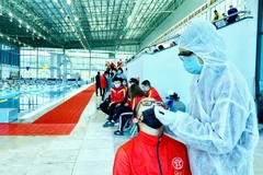 Nhân viên y tế làm công tác xét nghiệm. (Ảnh: TTXVN/Vietnam+)