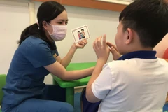 Trẻ tự kỷ được hướng dẫn bởi các cô giáo chuyên sâu giáo dục đặc biệt. (Ảnh: PV/Vietnam+)