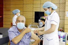 Tiêm vaccine phòng COVID-19 cho người dân. (Ảnh: TTXVN/Vietnam+)