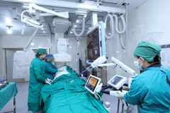 Một ca phẫu thuật cho bệnh nhân. (Ảnh: Tuấn Anh/TTXVN)