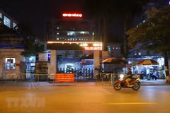Bệnh viện Phổi Hà Nội cách ly tạm thời (ảnh chụp lúc 22h ngày 25/7/2021). (Ảnh: Hoàng Hiếu/TTXVN)
