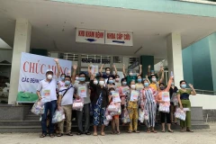 Các bệnh nhân được công bố khỏi bệnh tại Trung tâm y tế Hòa Vang. (Ảnh: PV/Vietnam+)