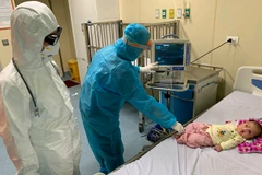Các y bác sỹ điều trị thành công cho bệnh nhi nhỏ nhất mắc COVID-19