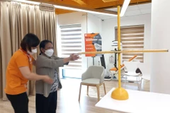 Chăm sóc sức khỏe, hướng dẫn phục hồi chức năng cho người cao tuổi. (Ảnh: Thùy Giang/Vietnam+)