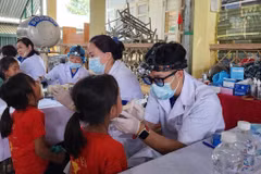 Bác sĩ Bệnh viện Hữu nghị Việt Nam-Cu Ba khám răng miệng cho học sinh trong chương trình. (Ảnh: PV/Vietnam+)
