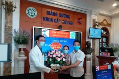 Nữ bệnh nhân và người thân tặng hoa cảm ơn các y bác sỹ đã cứu sống. (Ảnh: PV/Vietnam+)