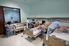 Bệnh nhi mắc virus Adeno điều trị tại Bệnh viện Nhi Trung ương. (Ảnh: TTXVN/Vietnam+)