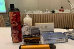 Một số loại thuốc lá điện tử được trưng bày tại hội nghị. (Ảnh: PV/Vietnam+) 