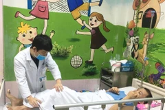 Nam bệnh nhân đang điều trị tại Bệnh viện Hữu nghị Việt Đức. (Ảnh: PV/Vietnam+)