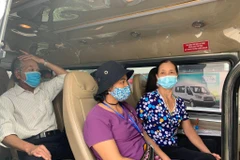 Chuyến xe yêu thương đưa người bệnh về quê tại các tỉnh vùng lũ miền Trung sau khi kết thúc điều trị. (Ảnh: PV/Vietnam+)