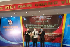 Ban Tổ chức trao cho tác giả đoạt giải Đặc biệt. (Ảnh: PV/Vietnam+)