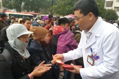 [Photo] 11 chuyến xe yêu thương đưa gần 400 người bệnh về quê ăn Tết