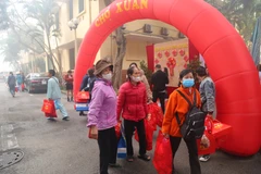 [Photo] Chợ Xuân với nhiều mặt hàng thiết yếu tặng những người bệnh 