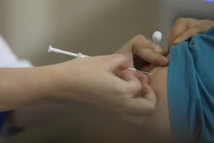 Tiêm phòng vaccine phòng COVID-19 cho người dân. (Ảnh: TTXVN/Vietnam+)
