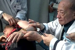 Giáo sư, bác sỹ Nguyễn Tài Thu châm cứu cho bệnh nhân. (Nguồn: TTXVN)