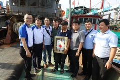 Tặng tủ thuốc y tế cho ngư dân Quảng Ngãi vươn khơi bám biển