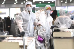 Công dân Việt Nam tai Sân bay Sheremetyevo chuẩn bị về nước. (Ảnh: TTXVN)