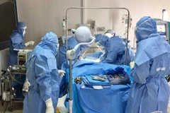 Đội ngũ y bác sỹ Bệnh viện Trung ương Huế tích cực điều trị cho các ca nhiễm COVID-19. (Ảnh: Mai Trang/TTXVN)