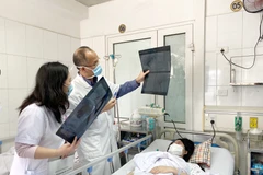 Bệnh nhân đang điều trị tại Bệnh viện Hữu nghị Việt Đức. (Ảnh: PV/Vietnam+)