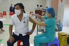 Đẩy nhanh tiến độ tiêm vaccine phòng COVID-19 mũi 4 cho người dân. (Ảnh: Hải Yến/TTXVN)