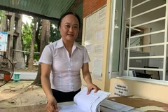 Chị Trần Thị Sen tận tuỵ với công việc hỗ trợ những người có HIV đi điều trị. (Ảnh: Thùy Giang/Vietnam+)